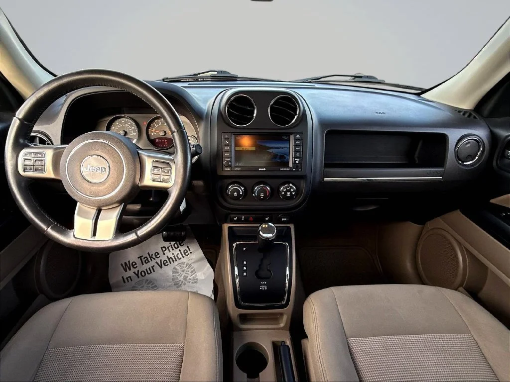 Used 2015 True Blue Pearlcoat Jeep Latitude image 13