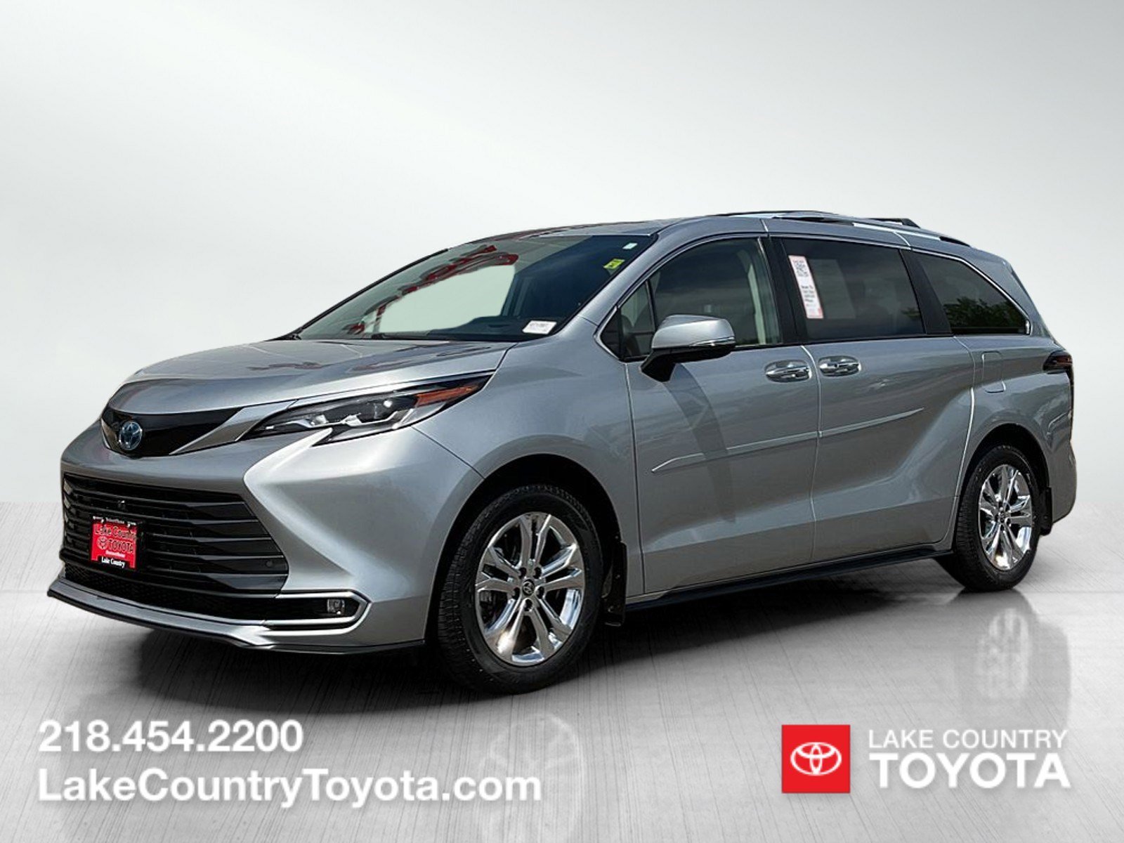 2022 Toyota Sienna Platinum 7-Passenger Hybrid AWD's photo