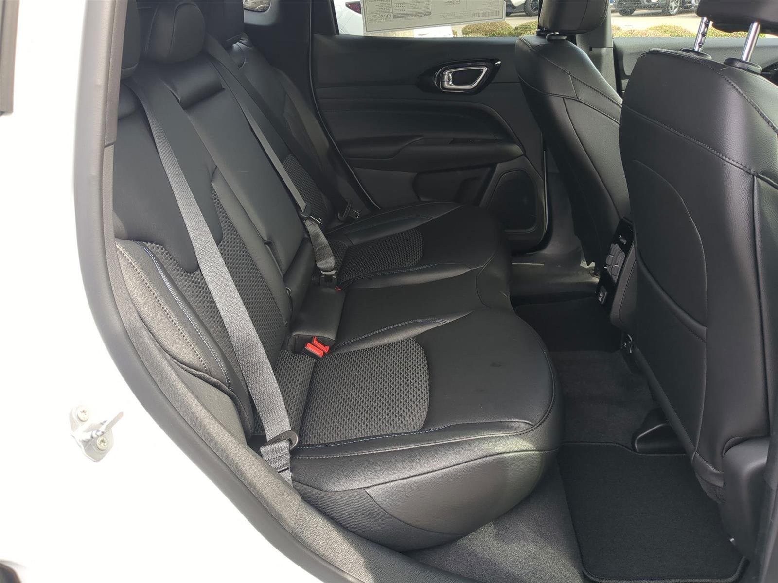 New 2026 Bright White Clear-Coat Exterior Paint Jeep Latitude Altitude image 28