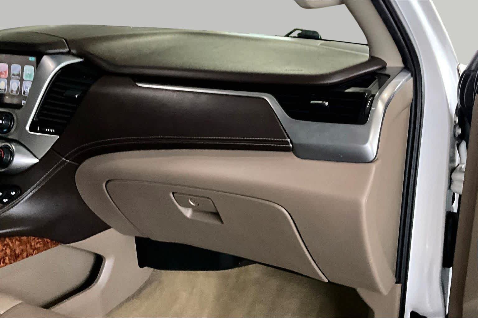 Used 2017 Iridescent Pearl Tricoat Chevrolet Premier image 19