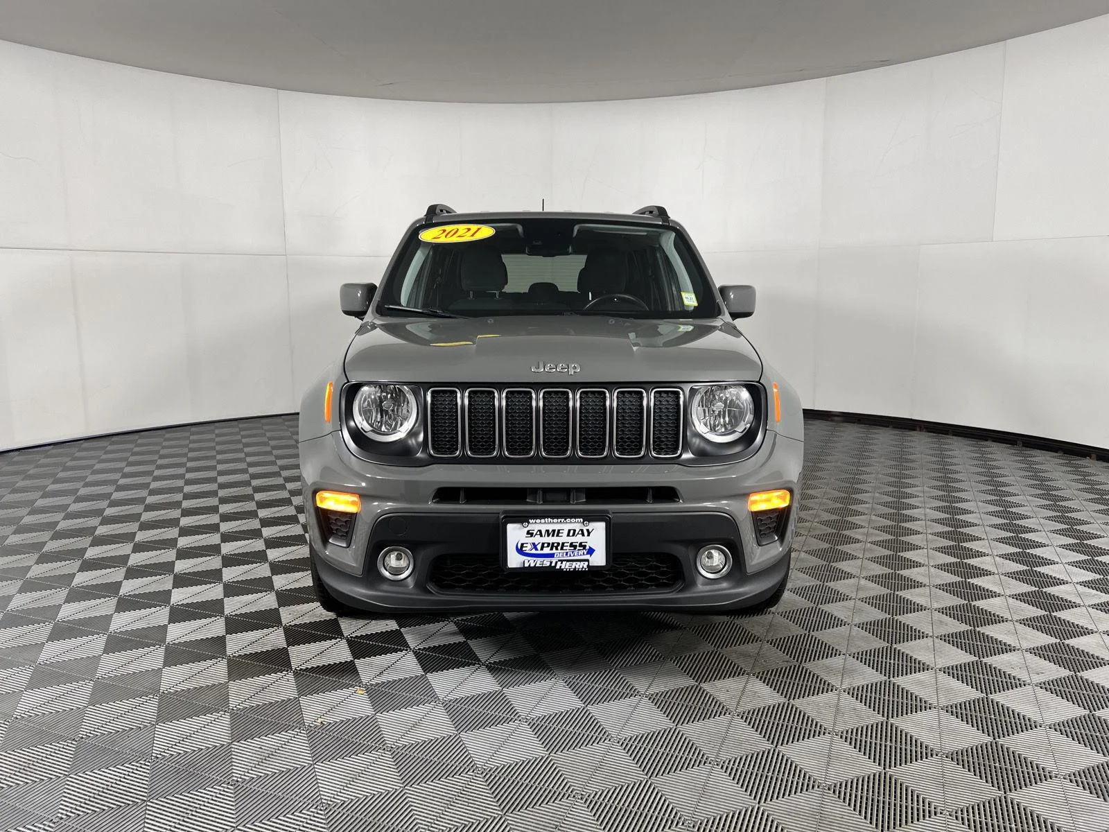 Used 2021  Jeep Latitude image 20