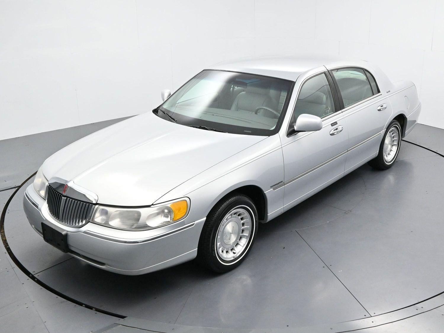 Used 2000  Lincoln Executive image 30