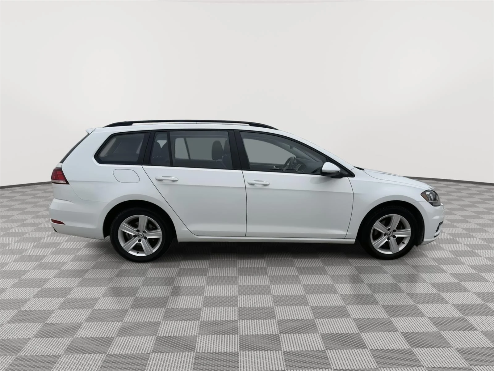 Used 2018 Pure White Volkswagen SE image 8