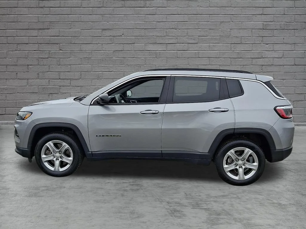 Used 2023 Billet Silver Metallic Clearcoat Jeep Latitude image 7