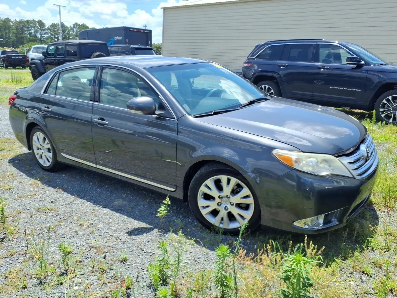 Used 2011 CLASSIC SILVER METALLIC TOYOTA LIMI image 4
