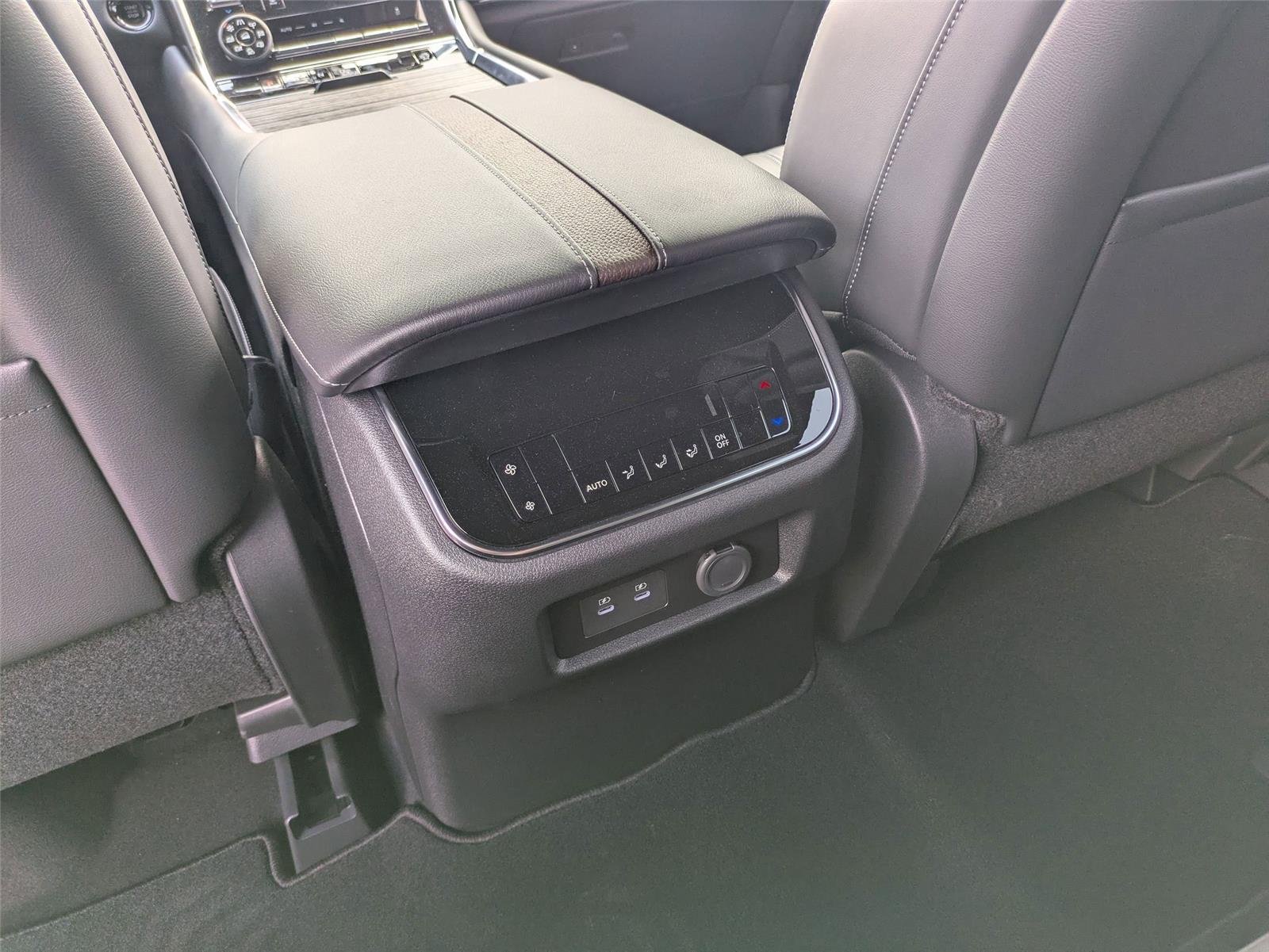 2025 Nissan Armada SL - Photo 29