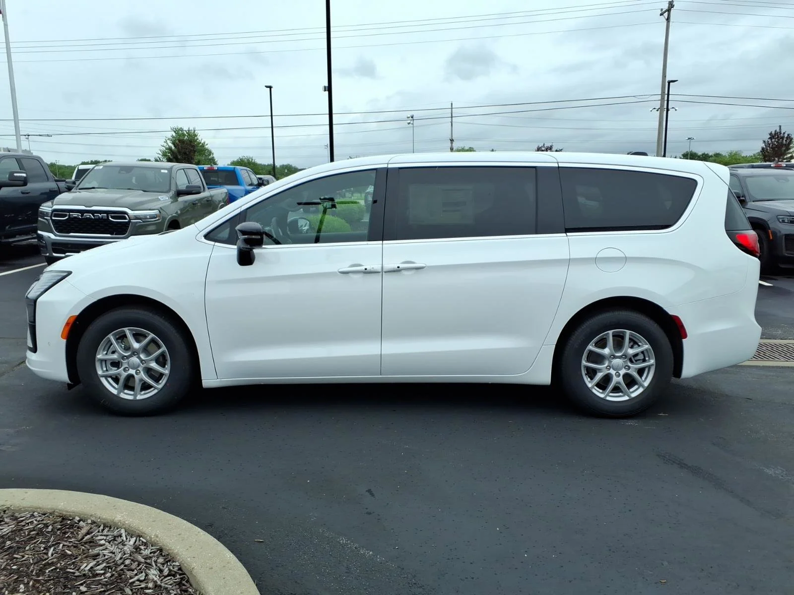 New 2027 Bright White Clear-Coat Exterior Paint Chrysler Select image 3
