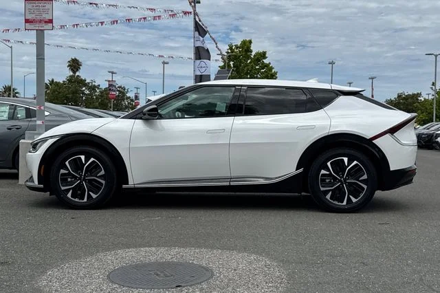 Used 2024 White Kia Wind image 7