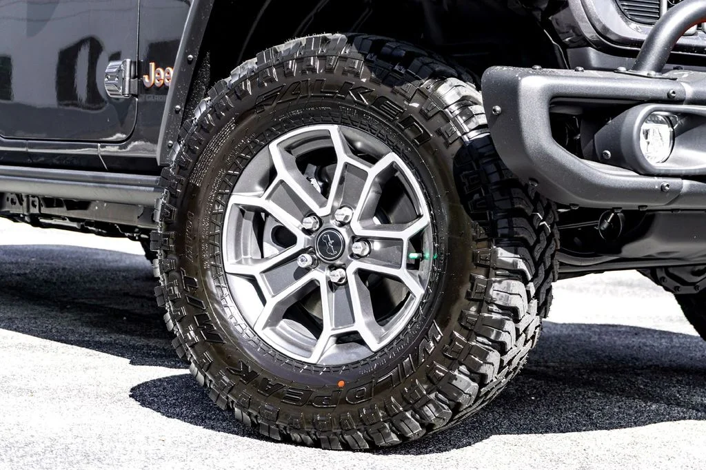 New 2025 Gray Jeep Mojave image 2