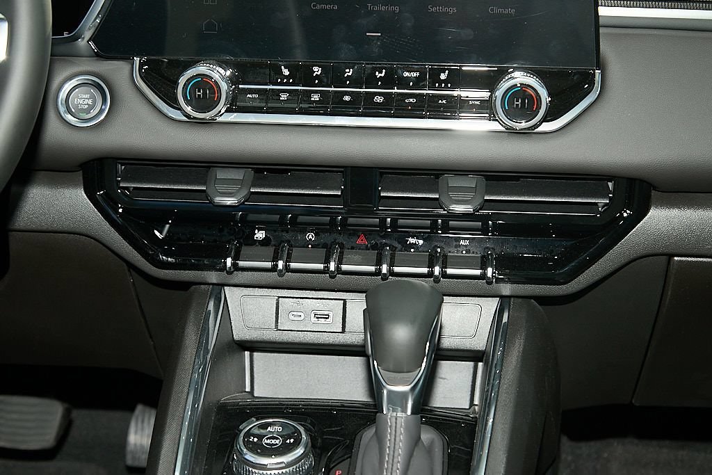 New 2026 Summit White GMC Elevation image 43