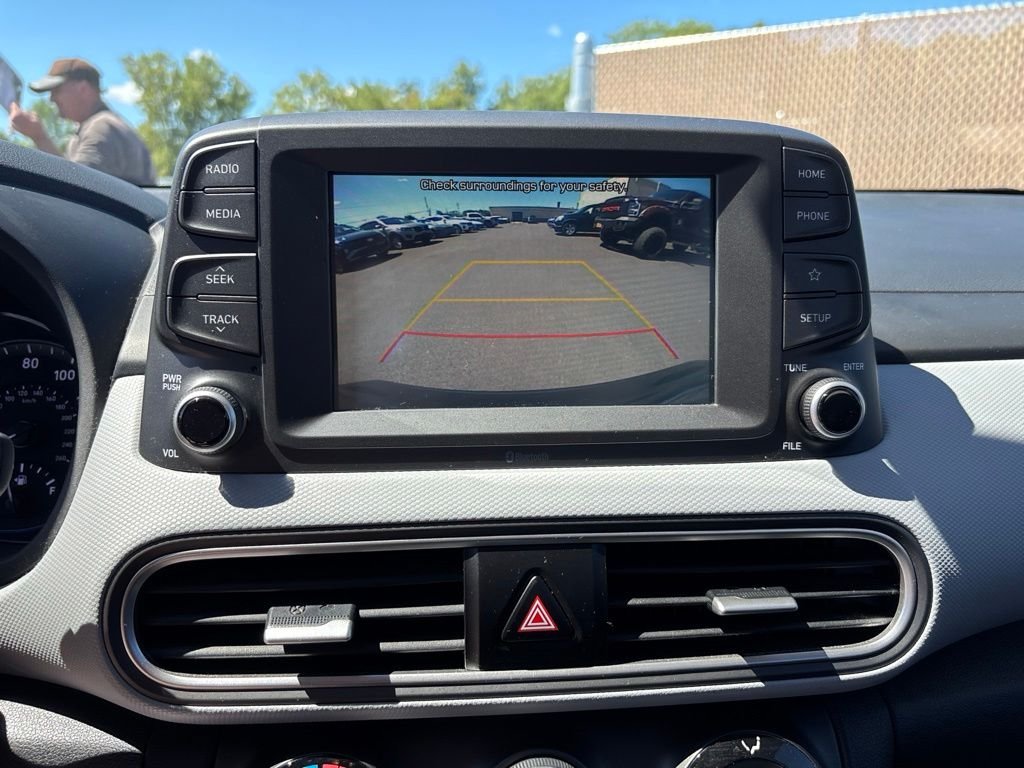 Used 2020 Black Hyundai SE image 23