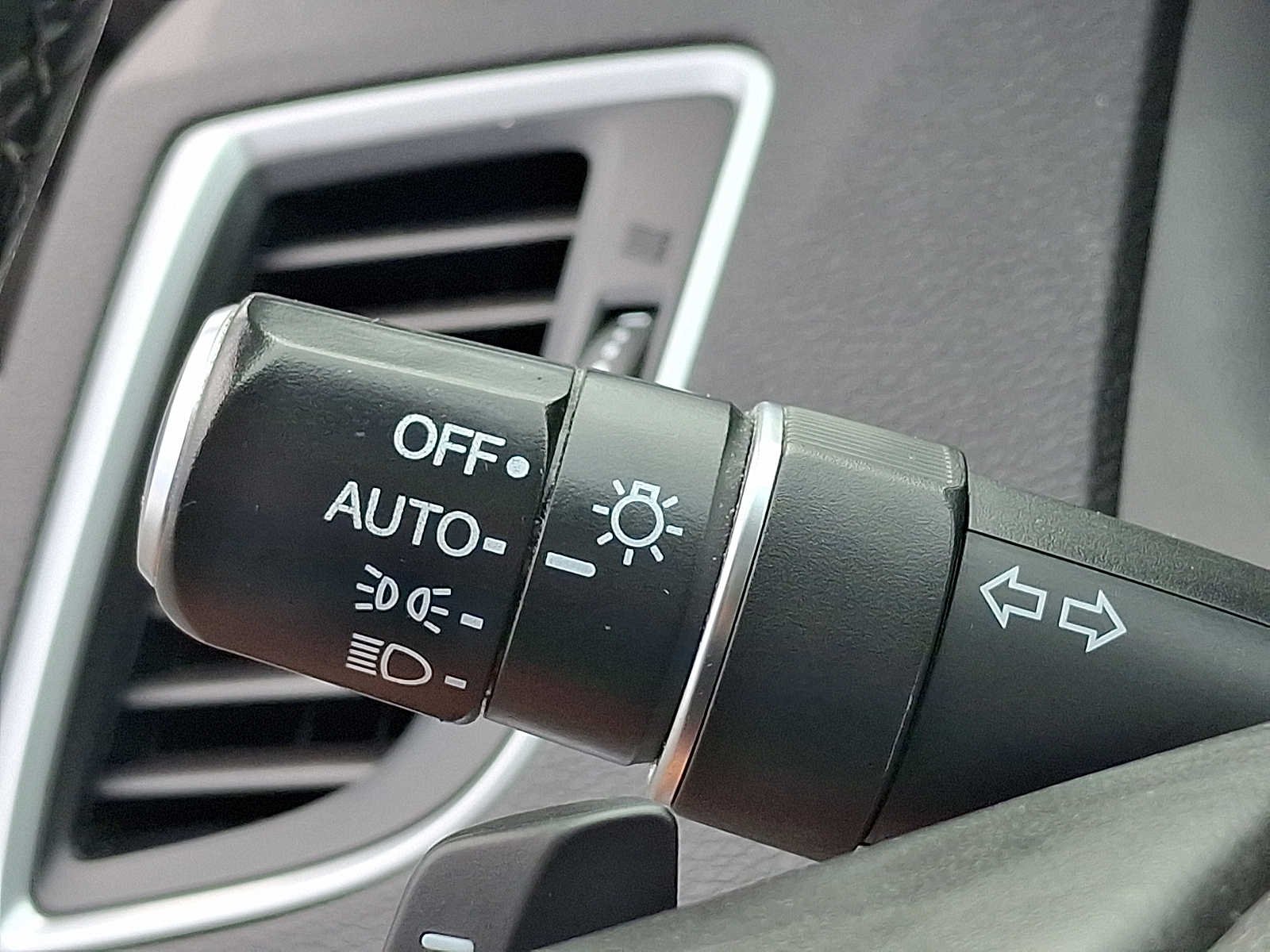 Used 2016 Crystal Black Pearl Acura V6 Tech image 26