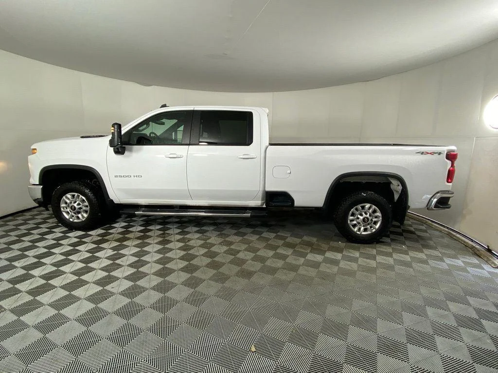 Used 2024 Summit White Chevrolet LT image 7