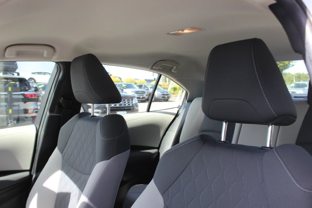 Used 2022 White Toyota LE image 21