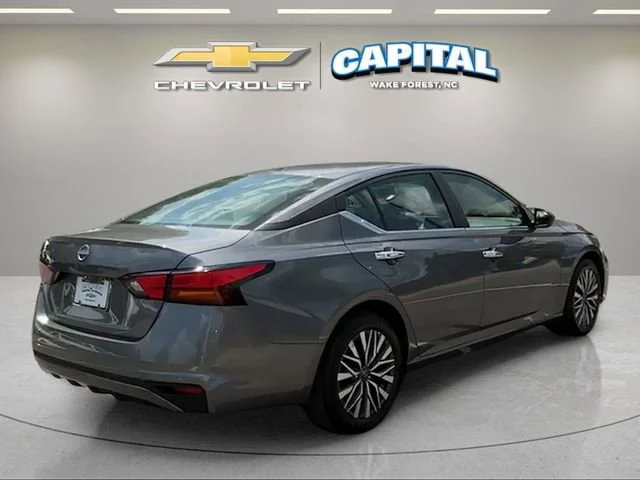 Used 2025 Gray Nissan SV image 5