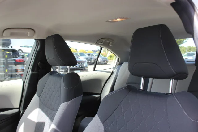 Used 2022 White Toyota LE image 21