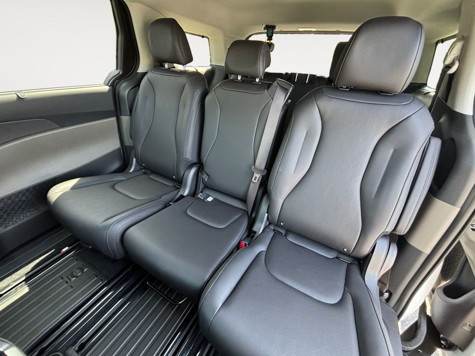 New 2026 Snow White Pearl Kia EX image 13