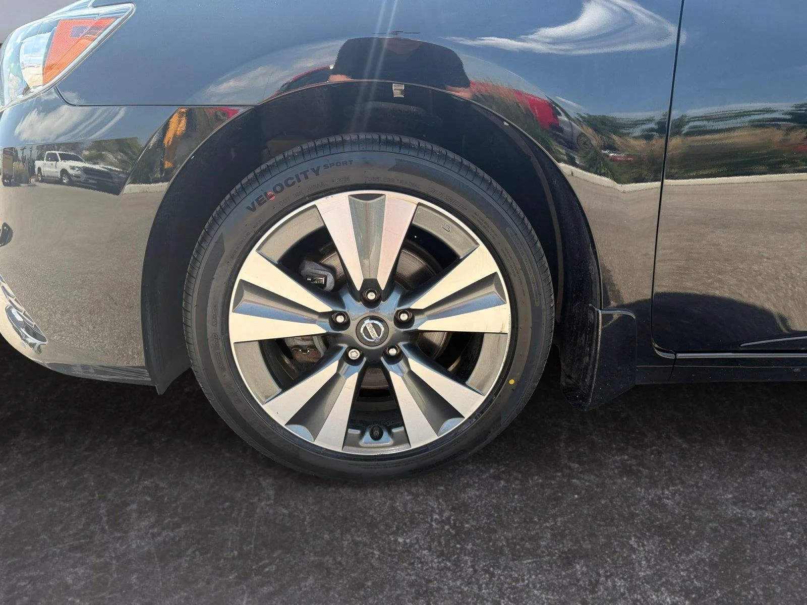 Used 2018 Super Black Nissan SL image 27
