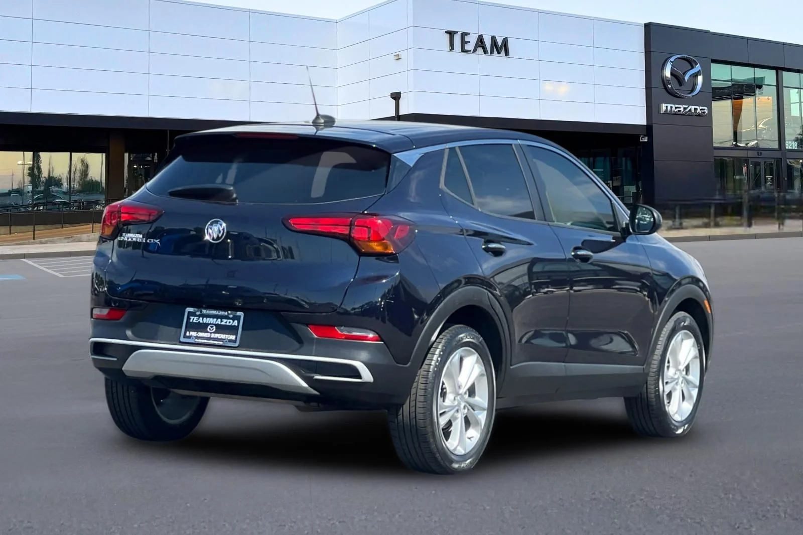 Used 2020 Blue Buick Preferred image 4