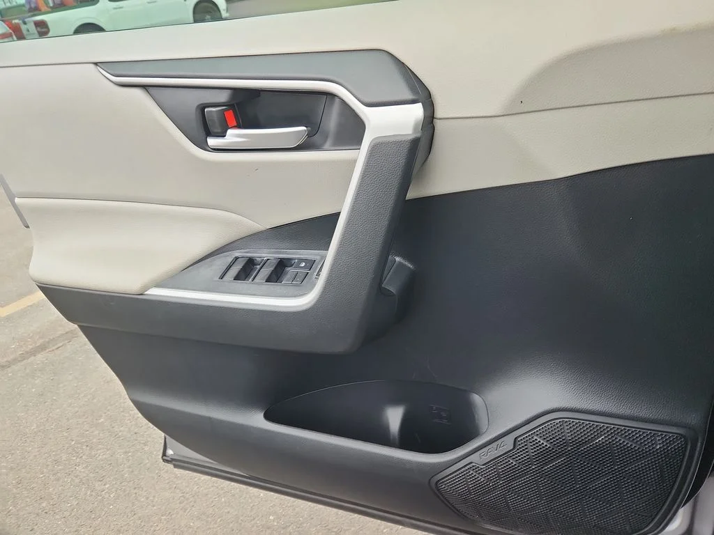 Used 2021 Silver Toyota XLE image 9