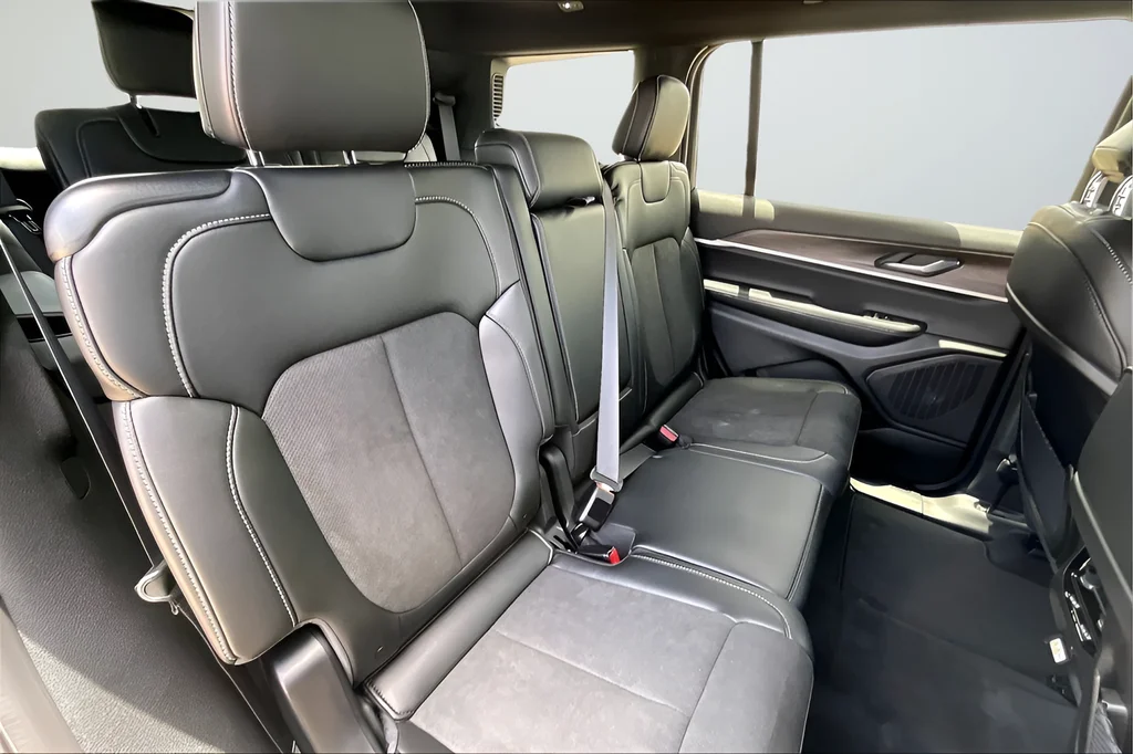 New 2026 Diamond Black Crystal Pearlcoat Jeep Altitude image 23