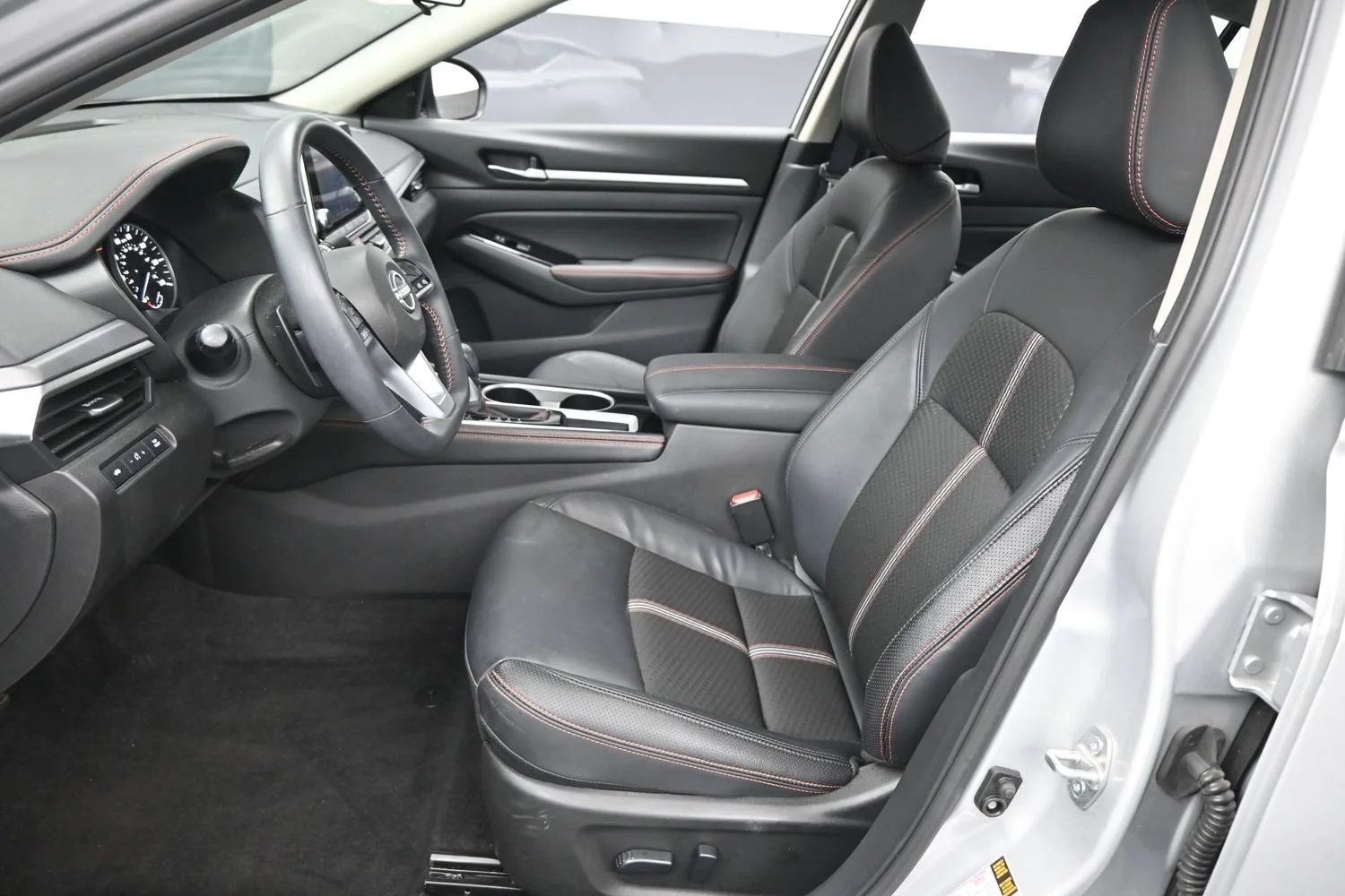 Certified Used 2025 Brilliant Silver Metallic Nissan SR image 9