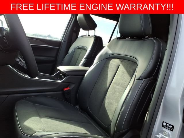 New 2026 Silver Zynith Exterior Paint Jeep Altitude image 12