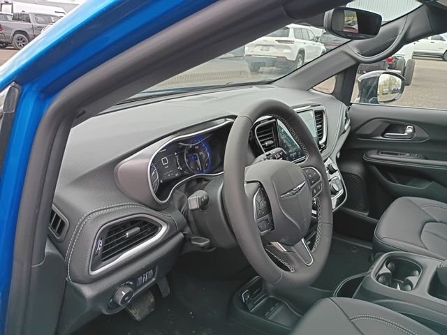 New 2026 Hydro Blue Pearl-Coat Exterior Paint Chrysler Select image 15