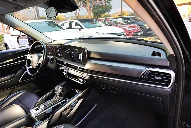 Used 2024 Black Kia LX image 9