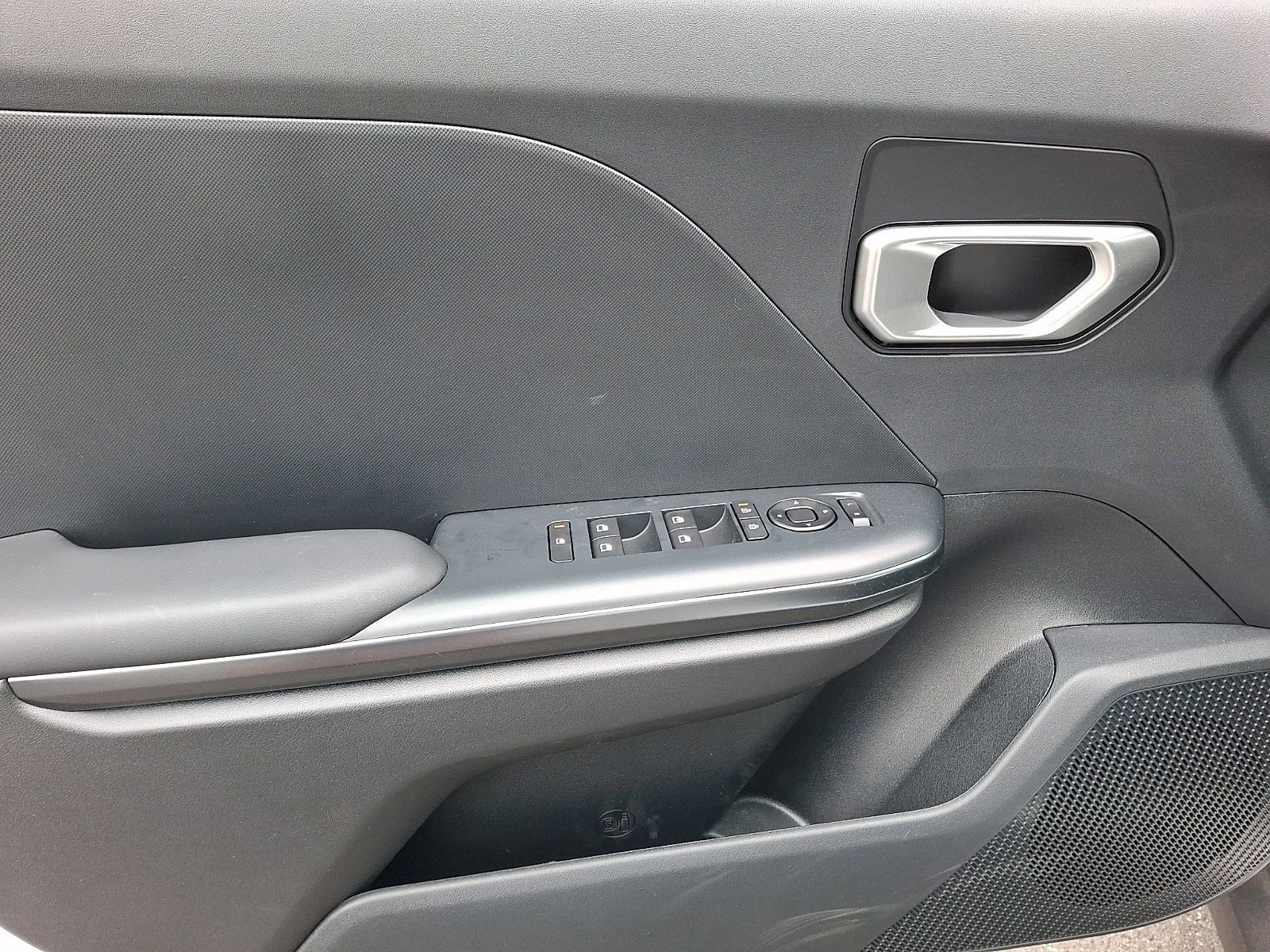 New 2026 Snow White Pearl Kia LX image 5