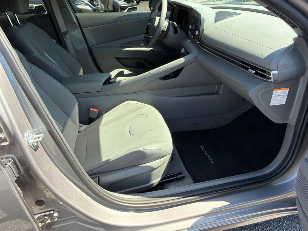 2025 Hyundai Elantra Blue - Photo 13