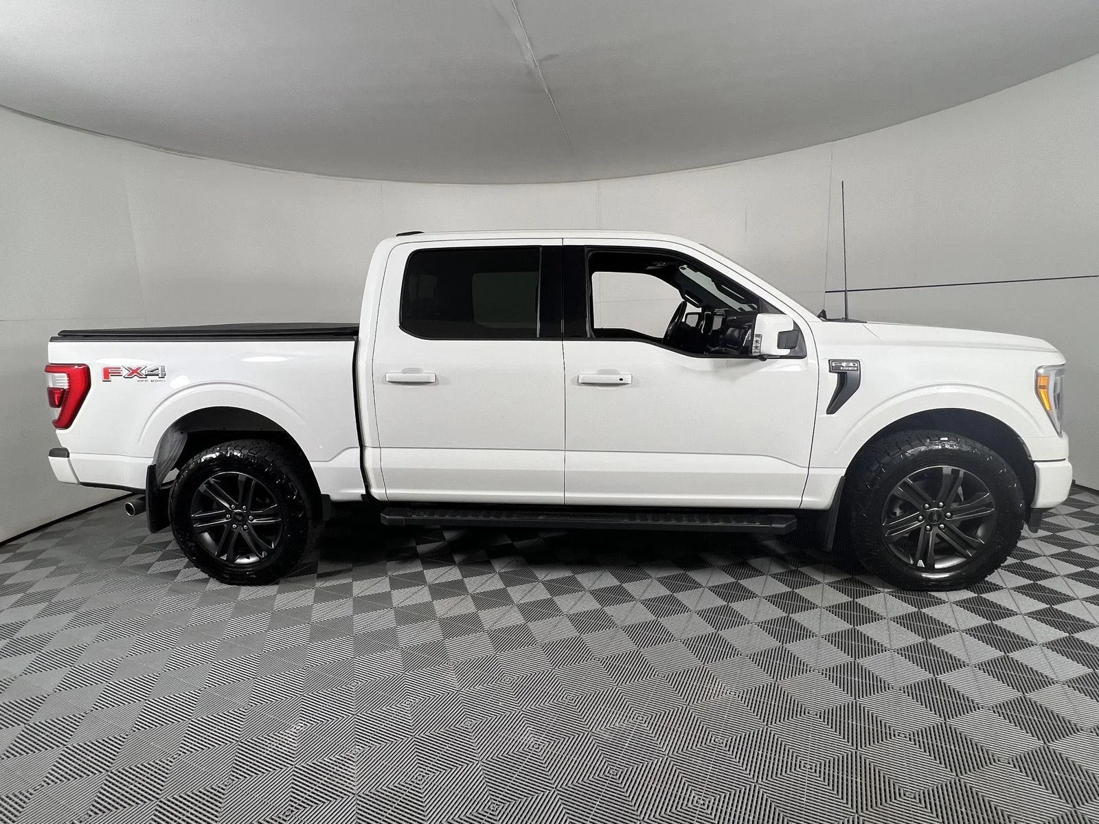 Used 2022 Star White Metallic Tri-Coat Ford LARIAT image 12