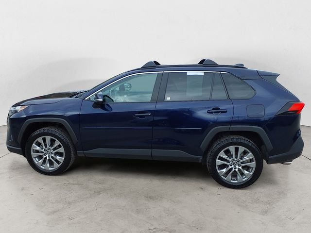Used 2024  Toyota XLE Premium image 2
