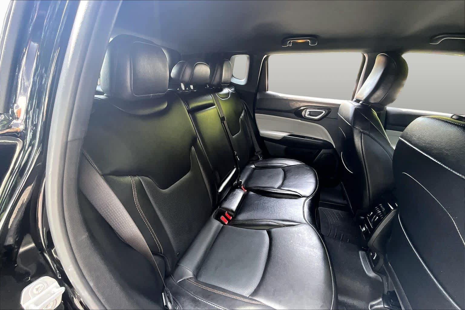 Used 2023 Diamond Black Crystal Pearlcoat Jeep Limited image 20