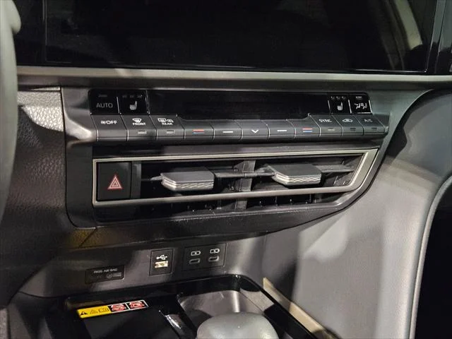 Certified Used 2025 WIND CHILL PEARL Toyota  image 31