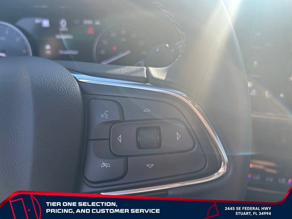 Used 2023 WHITE FROST TRICOAT Buick Avenir image 19