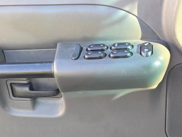 Used 2004 Silver Ford XLS image 27