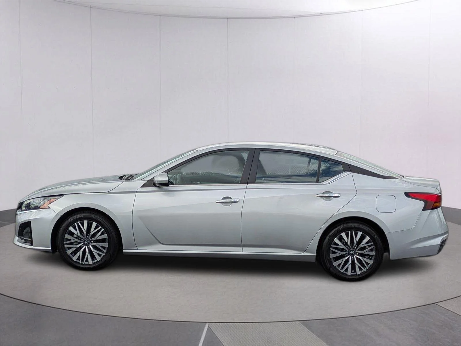 Used 2023 Brilliant Silver Metallic Nissan 2.5 SV image 8
