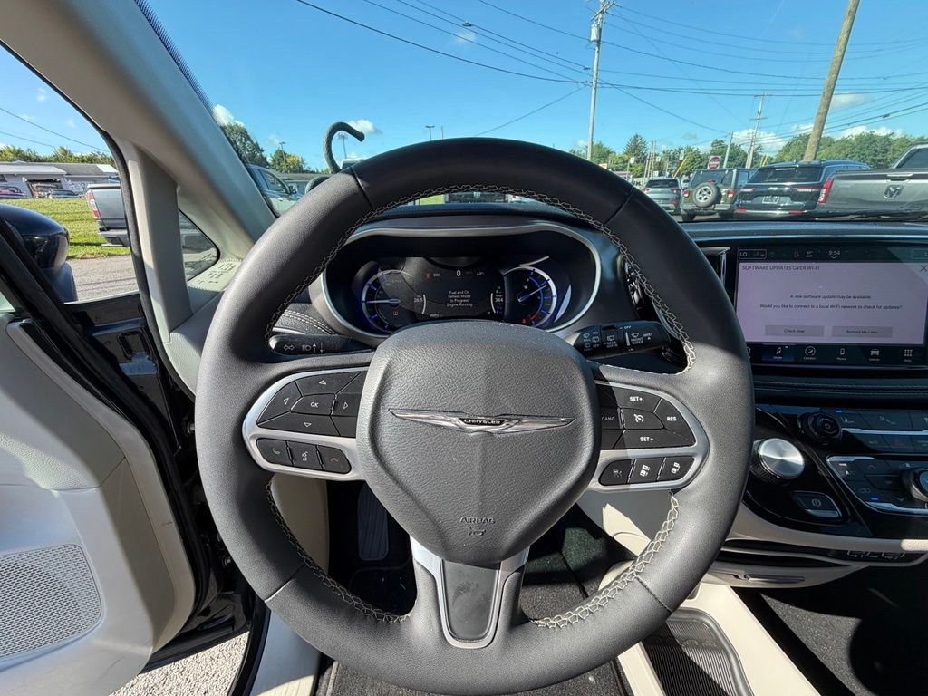 Used 2023 Black Chrysler Touring L image 27