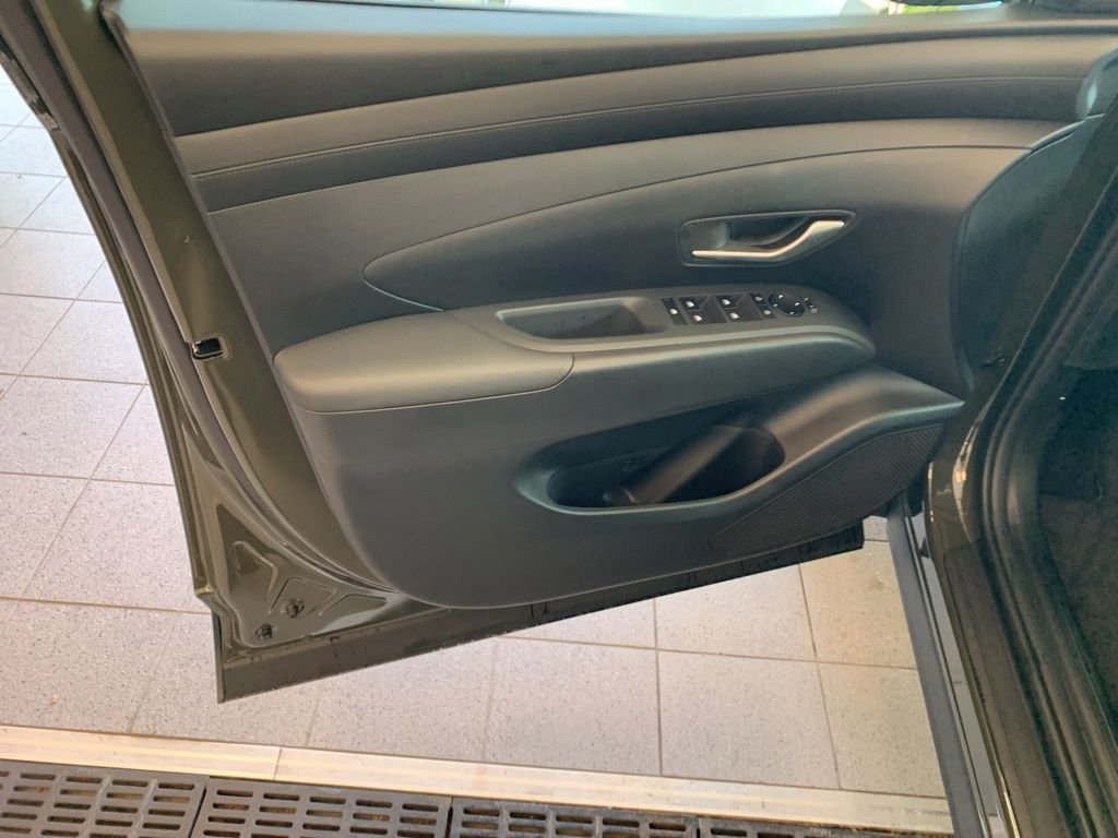 2018 Toyota RAV4 LE - Photo 19
