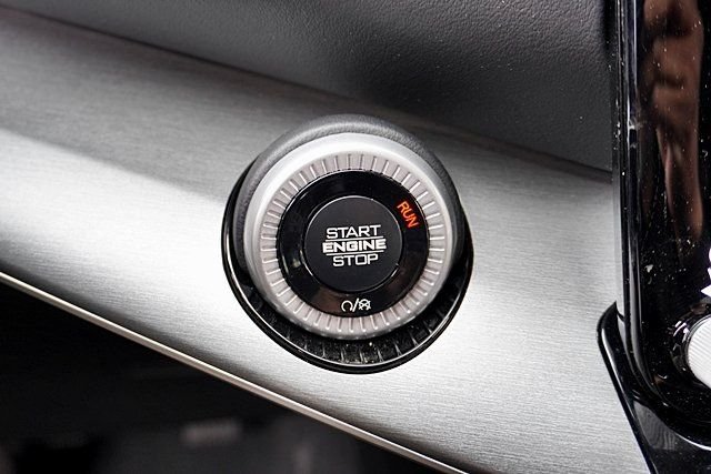 New 2026 Bright White Clear-Coat Exterior Paint Jeep Limited Reserve image 38