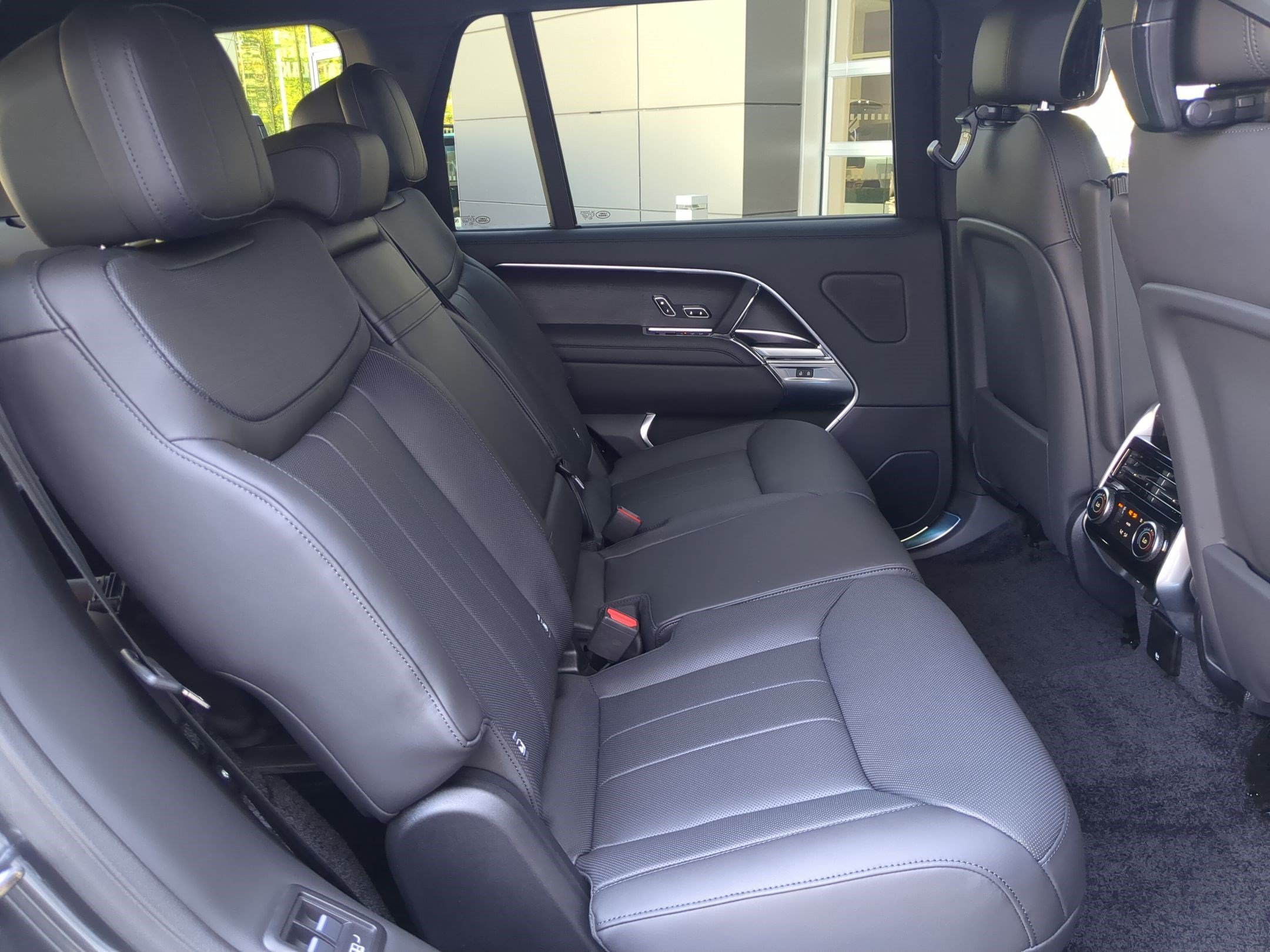 New 2027 Carpathian Grey Land Rover P400 SE LWB 7 Seat image 30