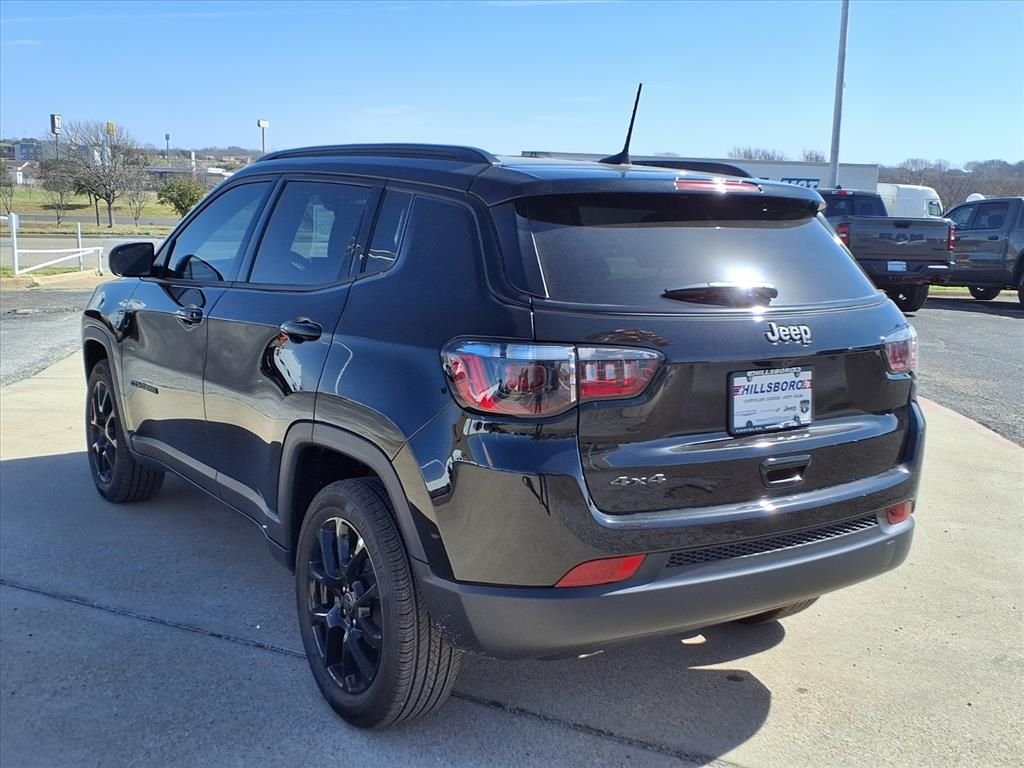 New 2026 Diamond Black Crystal Pearl-Coat Exterior Paint Jeep Latitude image 5