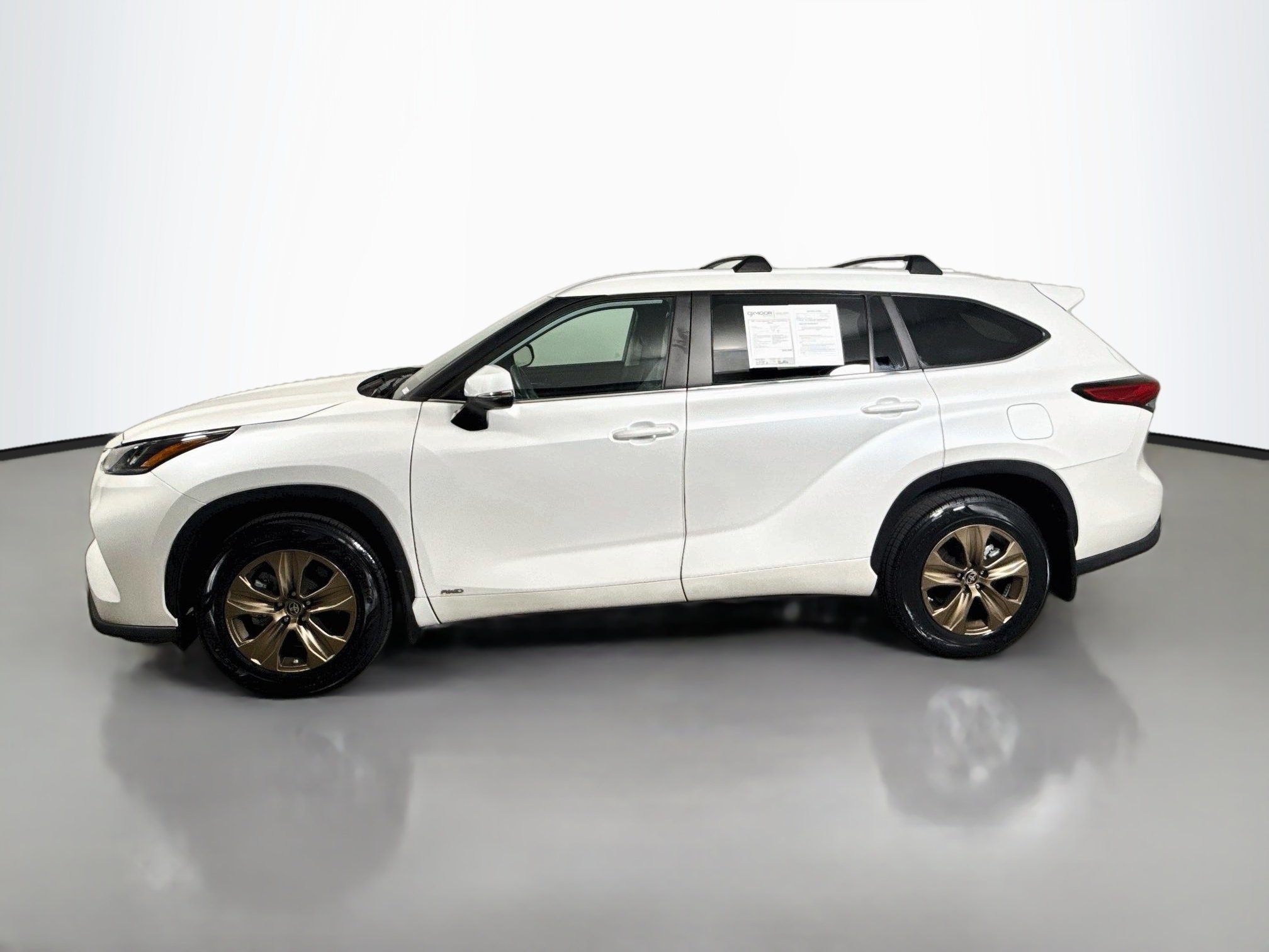 Used 2023 Wind Chill Pearl Toyota Hybrid Bronze Edition image 4