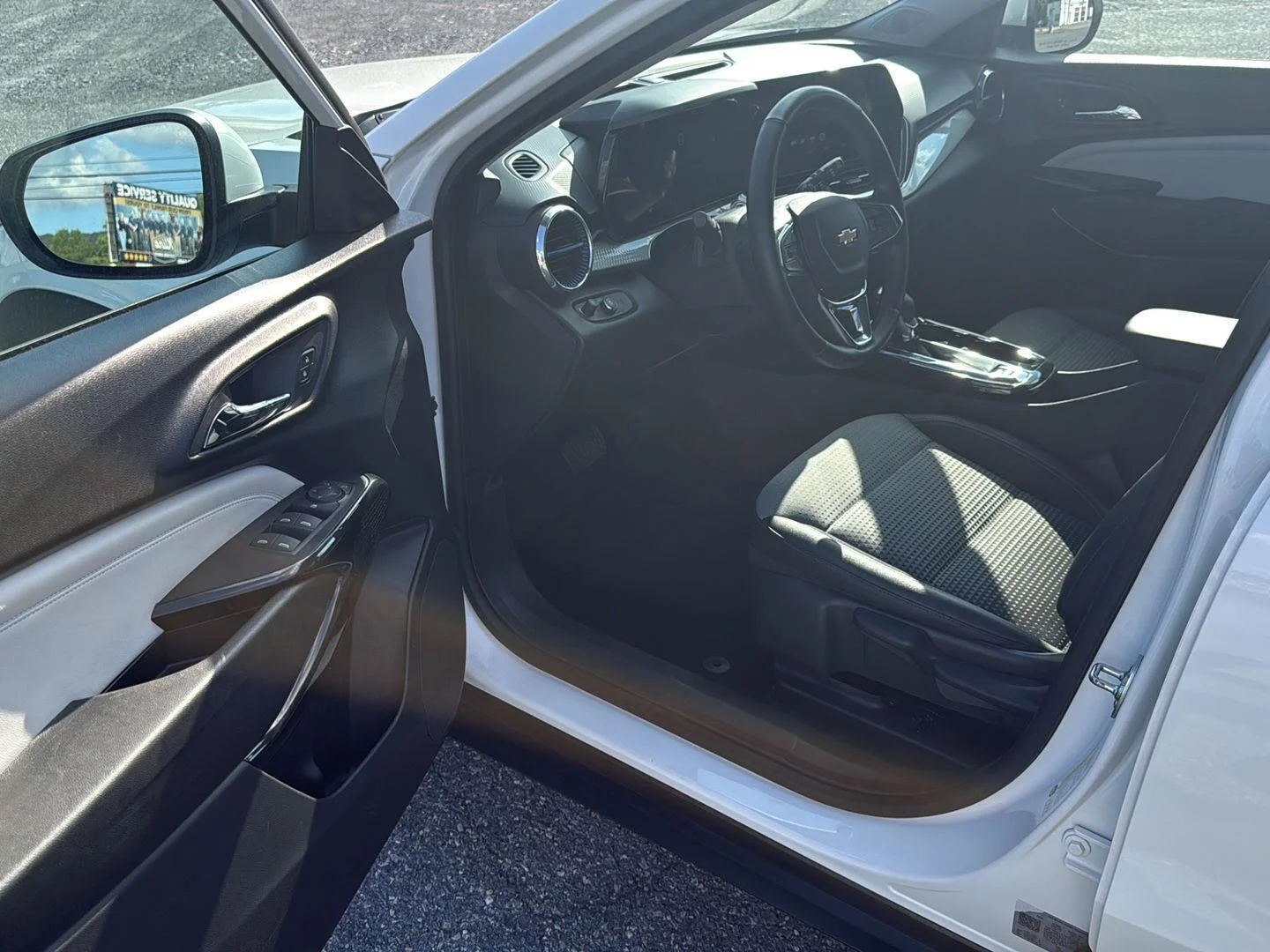 Used 2025 Summit White Chevrolet LT image 9