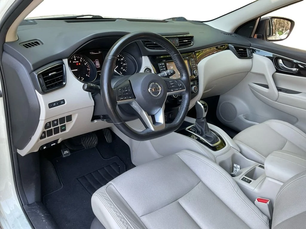 Used 2017 White Nissan SL image 18