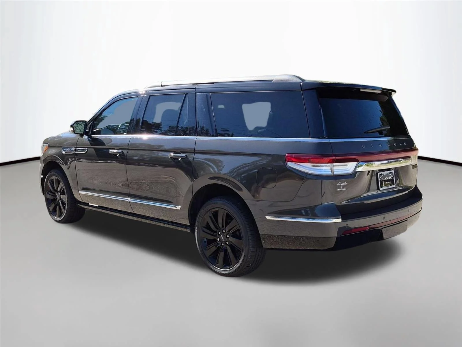 Used 2024 Chroma Caviar Dark Gray Metallic Clearcoat Lincoln Black Label image 3