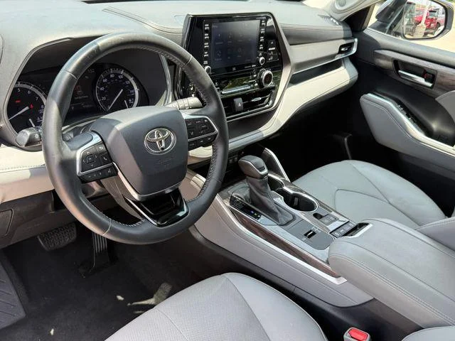 Certified Used 2020 MOON DUST Toyota Limited image 9