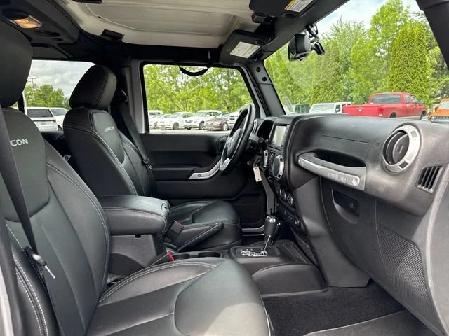 Used 2015 Billet Silver Metallic Clearcoat Jeep Unlimited Rubicon image 27