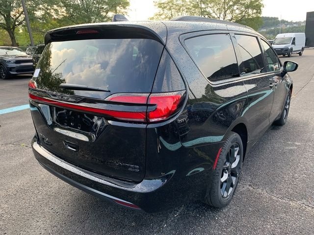 New 2027 Diamond Black Crystal Pearl-Coat Exterior Paint Chrysler Limited image 6